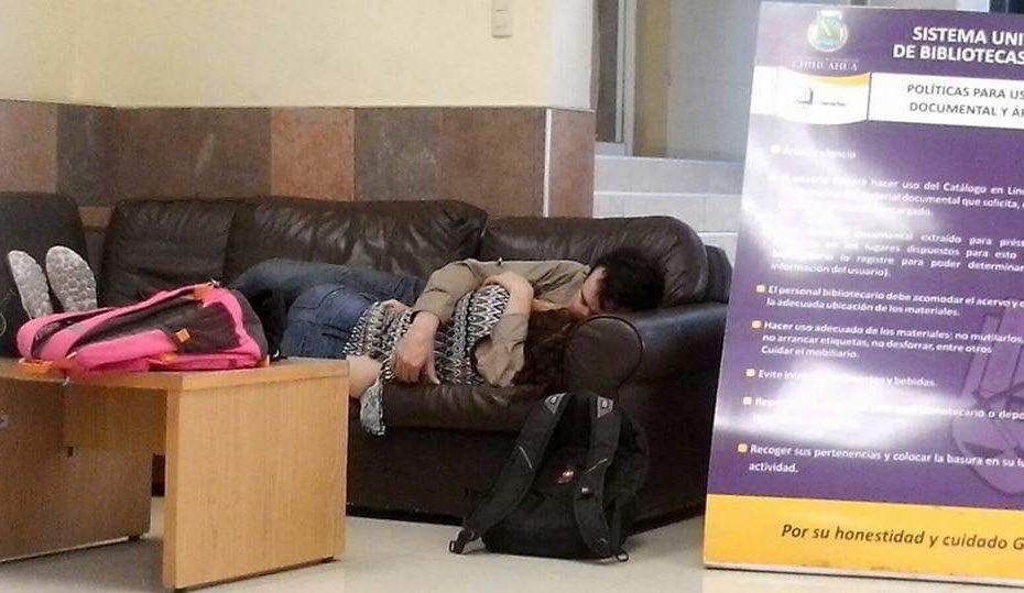 GrilloDerecho's tweet photo. Pa que pagar motel si existe la biblioteca de la Facultad de Derecho https://t.co/OLU98WEFJU