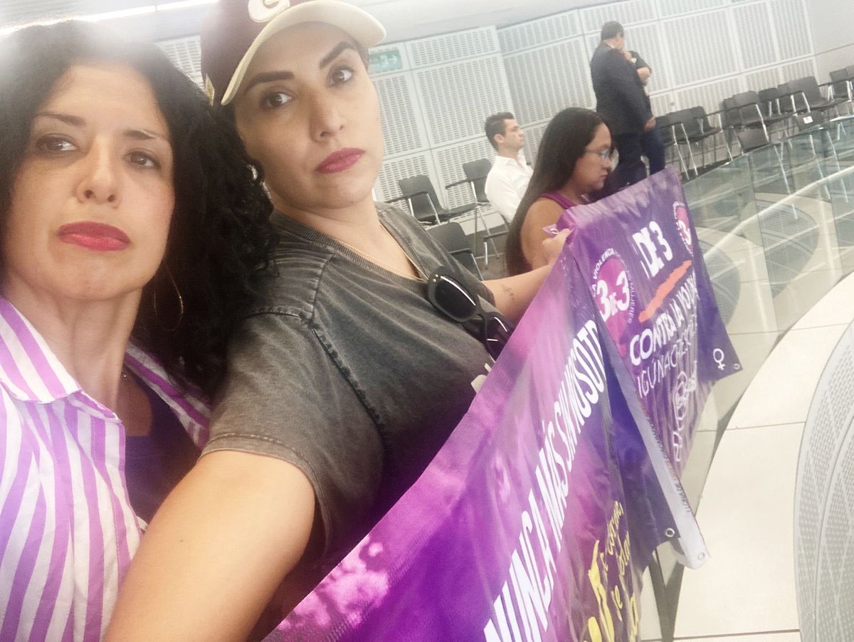 NuncaQro's tweet photo. La @Legislatura_Qro es omisa, deja fuera la minuta de decreto en materia de suspensión de derechos para ocupar cargo público a agresores y deudores alimentarios. Su deber era ratificar. Querétaro protege a los agresores. @LasConstiMX  #3de3VsViolencia #ningunagresorenelpoder https://t.co/1sHgf5Pk3m
