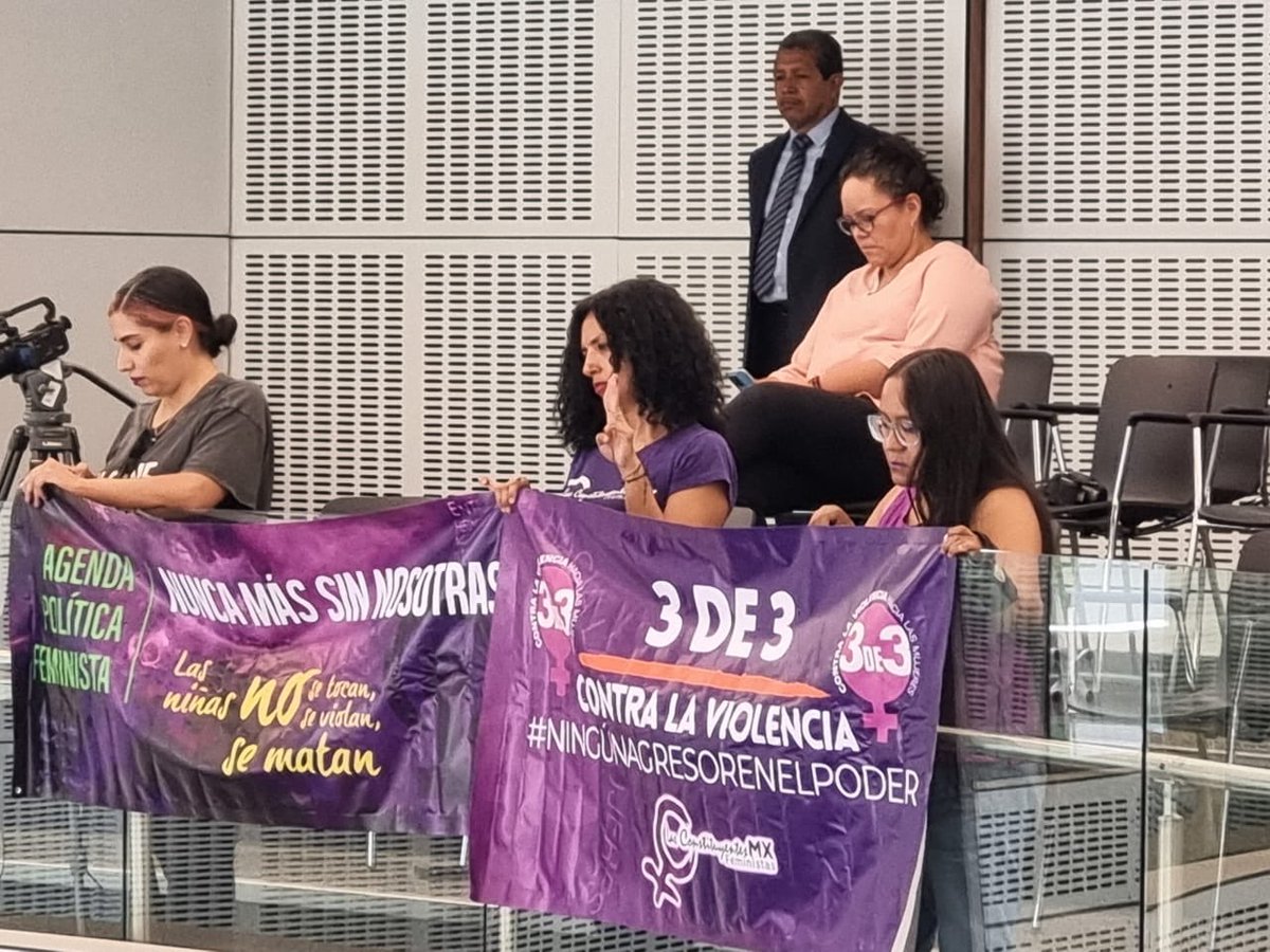 NuncaQro's tweet photo. La @Legislatura_Qro es omisa, deja fuera la minuta de decreto en materia de suspensión de derechos para ocupar cargo público a agresores y deudores alimentarios. Su deber era ratificar. Querétaro protege a los agresores. @LasConstiMX  #3de3VsViolencia #ningunagresorenelpoder https://t.co/1sHgf5Pk3m