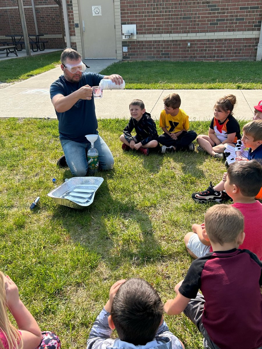 H_ElemPrincipal's tweet image. Today was our S.T.E.A.M. (Science, Technology, Engineering, Arts, Math) Day for Right to Read Week!  Students measured animal prints, made zebra slime, created pasta snakes, made elephant toothpaste and much more!  Thank you to all of the staff who helped!! @HolgateSchools