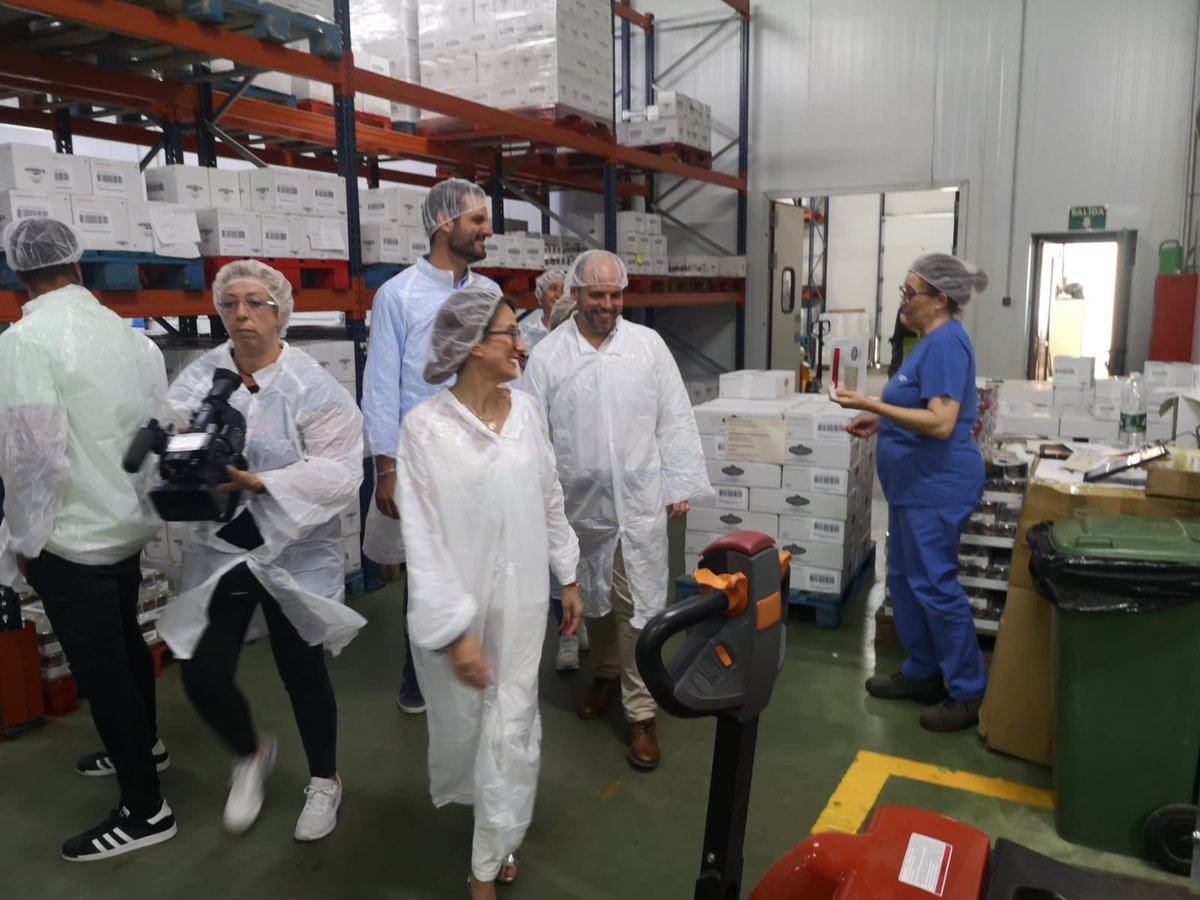 psoedehuelva's tweet photo. ❤️ AYAMONTE 

➡️  @NataliaAyamonte estrecha lazos con la industria conservera de #Ayamonte, uno de los puntales de la economía de la Costa Occidental

#28M #VOTAPSOE #PSOE #PSOEdeHuelva https://t.co/B2ieMIBjhh