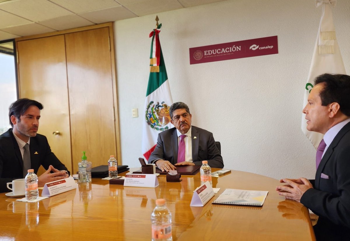 FAHHdeporte's tweet photo. Se realiza la firma de acuerdo de colaboración por el Doctor @DanielAceves84 Director General de esta Fundación y el Doctor @ManuelEspino, Director del @CONALEP_Mex; para llevar el Programa #SemáforoDeportivo 🔴🟡🟢 y otras estrategias a planteles del Colegio. https://t.co/xXC7dWhsF7
