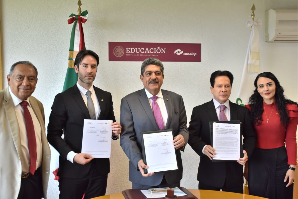FAHHdeporte's tweet photo. Se realiza la firma de acuerdo de colaboración por el Doctor @DanielAceves84 Director General de esta Fundación y el Doctor @ManuelEspino, Director del @CONALEP_Mex; para llevar el Programa #SemáforoDeportivo 🔴🟡🟢 y otras estrategias a planteles del Colegio. https://t.co/xXC7dWhsF7