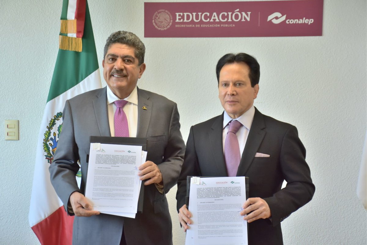FAHHdeporte's tweet photo. Se realiza la firma de acuerdo de colaboración por el Doctor @DanielAceves84 Director General de esta Fundación y el Doctor @ManuelEspino, Director del @CONALEP_Mex; para llevar el Programa #SemáforoDeportivo 🔴🟡🟢 y otras estrategias a planteles del Colegio. https://t.co/xXC7dWhsF7