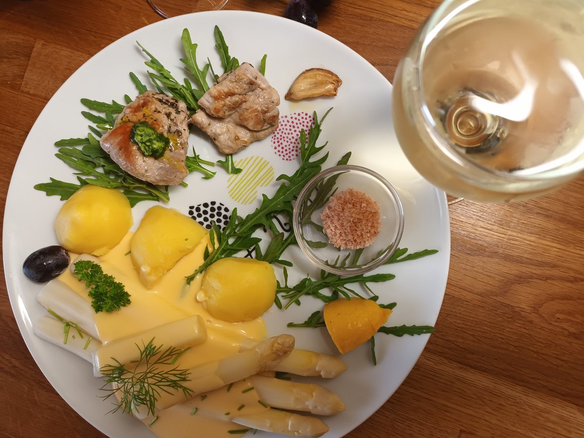 kristallnaach's tweet photo. 🧙‍♀️ Heute aus der #Hexenküche 🧹
Zum #Feiertag regionaler #Spargel🌱so lecker! + #Lendchen 🍇 #Wein🍷#Prost😋

mit rosa #Salzflocken 💟 #FingerSalz
von #kochenmitkörrie @KauftKoerrie

#BärlauchButter 🌱 #selbstgemacht 
#Weintag 🍷 😋 🌿 🍇 #Spargeltag https://t.co/PkOUXLZHYP