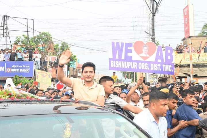 schatte49575245's tweet photo. Shri @abhishekaitc was greeted with unwavering enthusiasm and excitement by the people of Bankura on Day 24 of #JonoSanjogYatra 

#TrinamooleNaboJowar https://t.co/U2ZmxvCmub