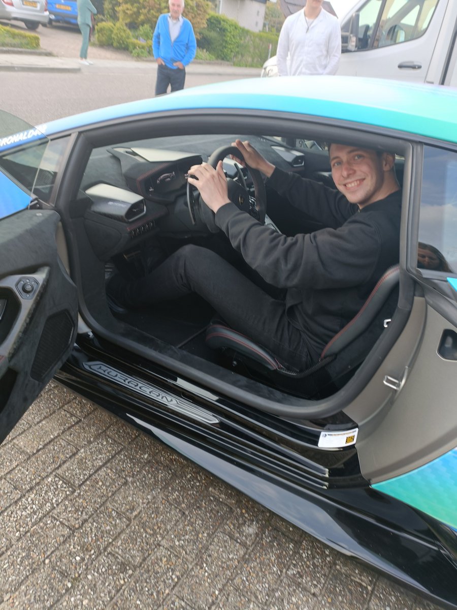 Rubenrvde's tweet image. Don&apos;t fit in the Lambo :( #tallpeopleproblems