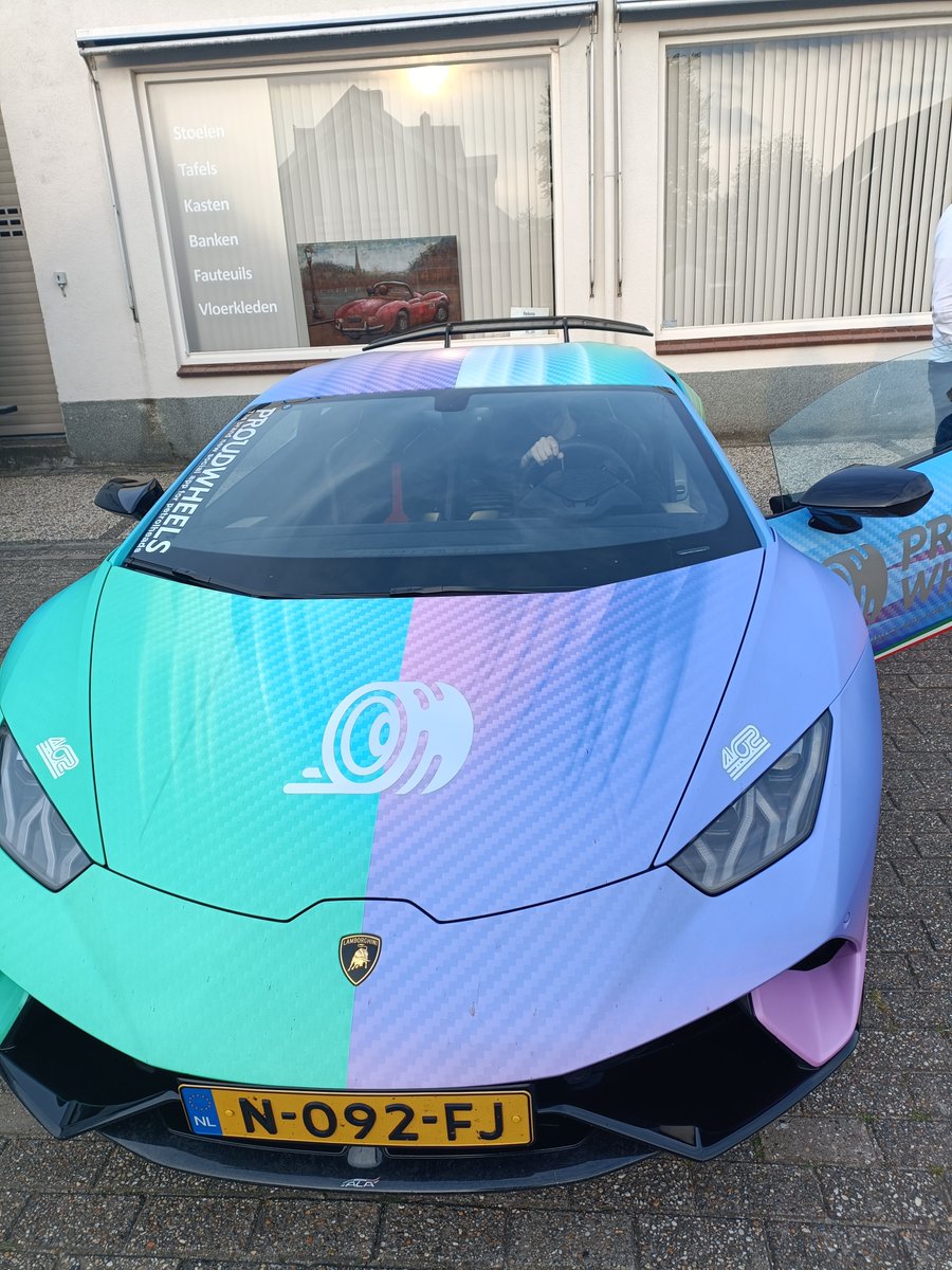 Rubenrvde's tweet image. Don&apos;t fit in the Lambo :( #tallpeopleproblems