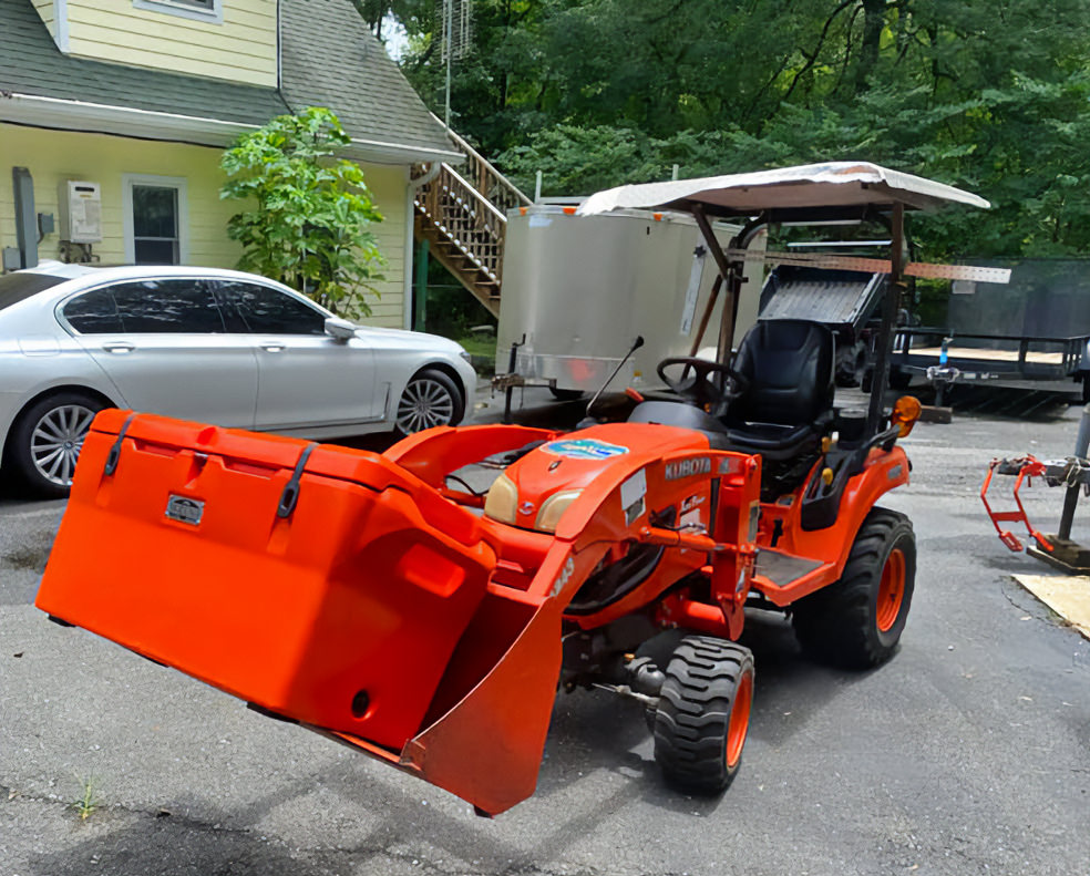 The Unhinged 111 has more than 113 quarts of capacity! Loaded with ice, it can hold about 100 beers 🍻, 4 big bottles 🍾, 80+ lbs. of meat 🥩, or 300 cups of guacamole 🥑. It's about 30% larger than the competitor's "110". Bulldozer not included. #livelifeunhinged

📸 Shad Haynes