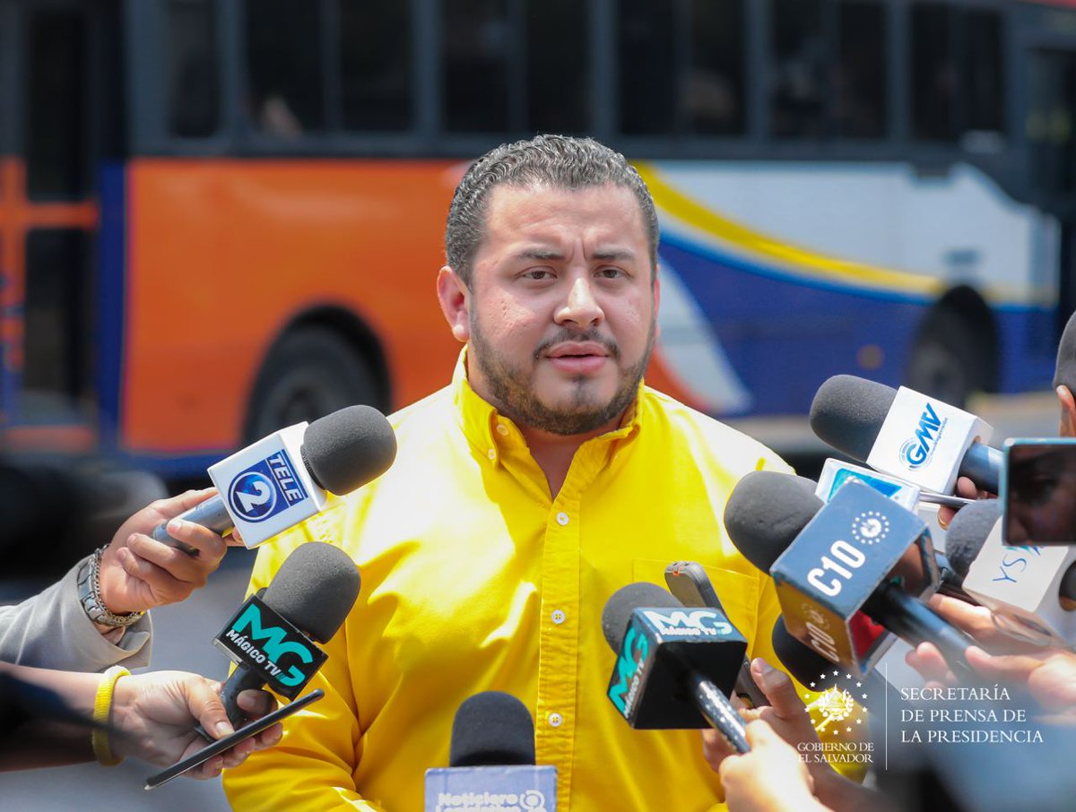 OscarCarabante2's tweet image. #SemáforosInteligentes | &quot;Estamos trabajando en el bulevar Los Héroes, hemos colocado semáforos peatonales en la intersección con la Universidad de El Salvador&quot;, dice el ministro de @ObrasPublicasSV, @RomeoHerrera1.