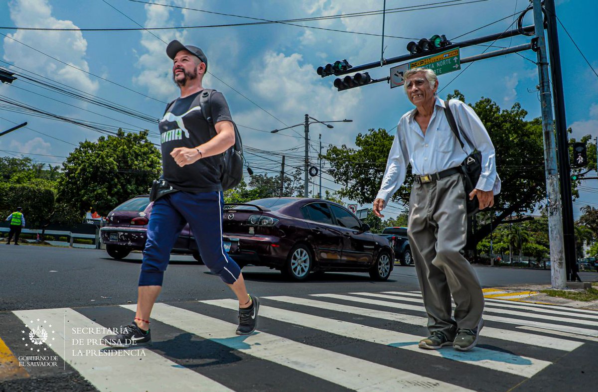 OscarCarabante2's tweet image. #SemáforosInteligentes | &quot;Estamos trabajando en el bulevar Los Héroes, hemos colocado semáforos peatonales en la intersección con la Universidad de El Salvador&quot;, dice el ministro de @ObrasPublicasSV, @RomeoHerrera1.