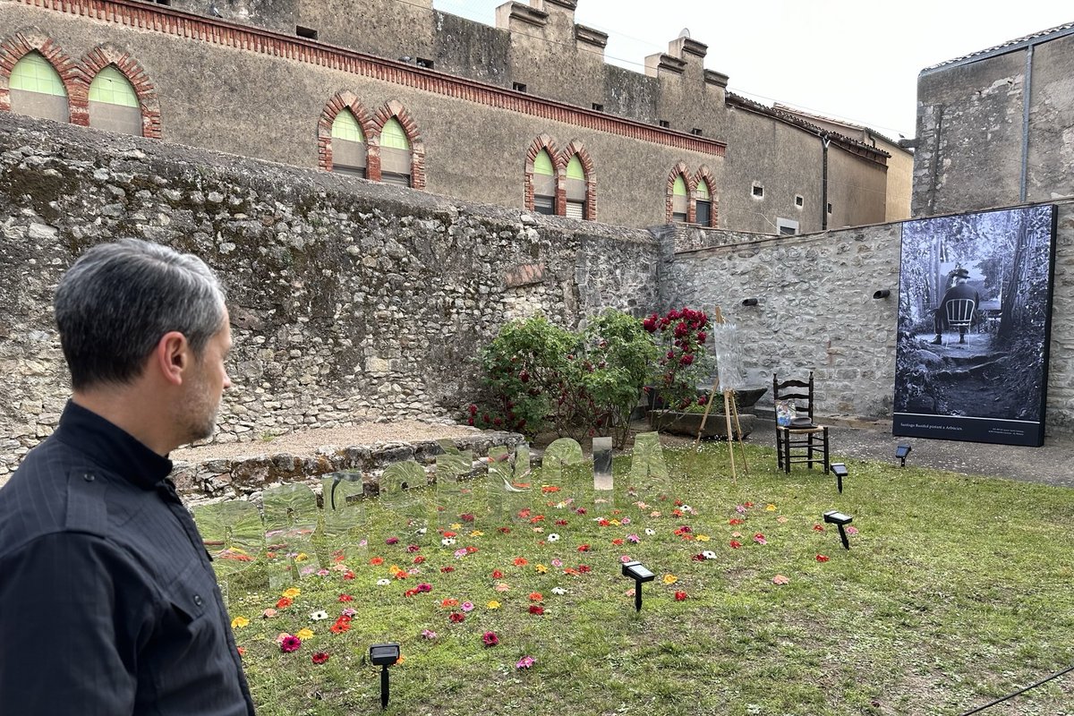 Bellíssim i tremendament poètic el muntatge de @patricia_maseda i @JaumeGeli per a @TempsdeFlors al @MuseuArtGirona, amb les paraules 'absència' i 'presència' que apareixen i desapareixen (fixeu-vos en la fotografia) i dedicat a Santiago Rusiñol. ⬇️