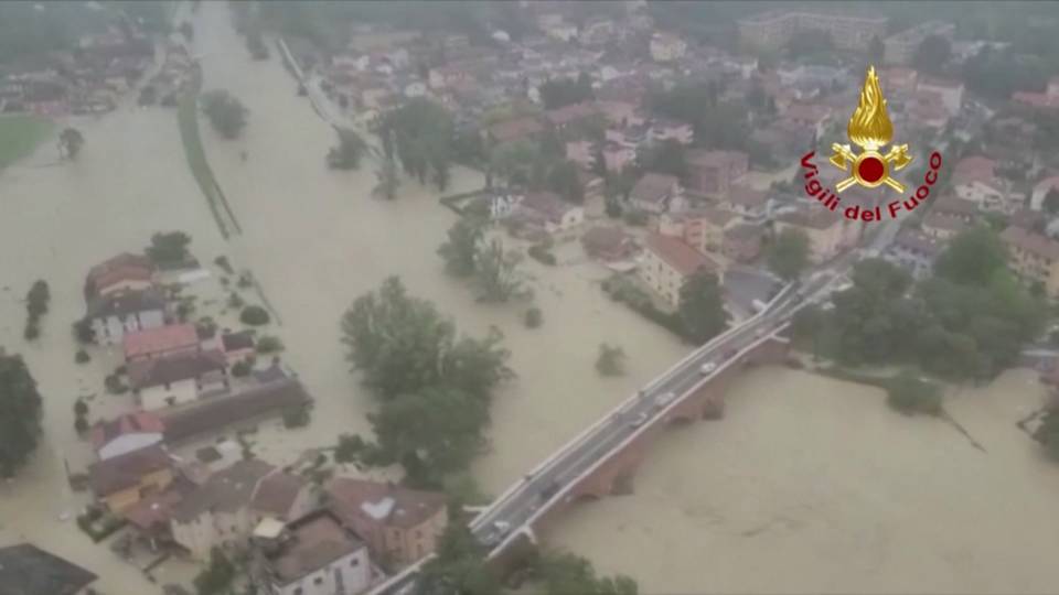 SeaShepherdPaul's tweet photo. #ForceOfNatureNews:
' Torrential Rains Kills 8 '> @democracynow < In Northern #Italy At Least Eight People Were Killed And Thousands More Forced To Evacuate As Torrential Rains Caused Massive Flooding.▼
https://t.co/R9bx95L9Yq
.
#ClimateDriven #ExtremeWeather https://t.co/OJ3ALZwEMJ