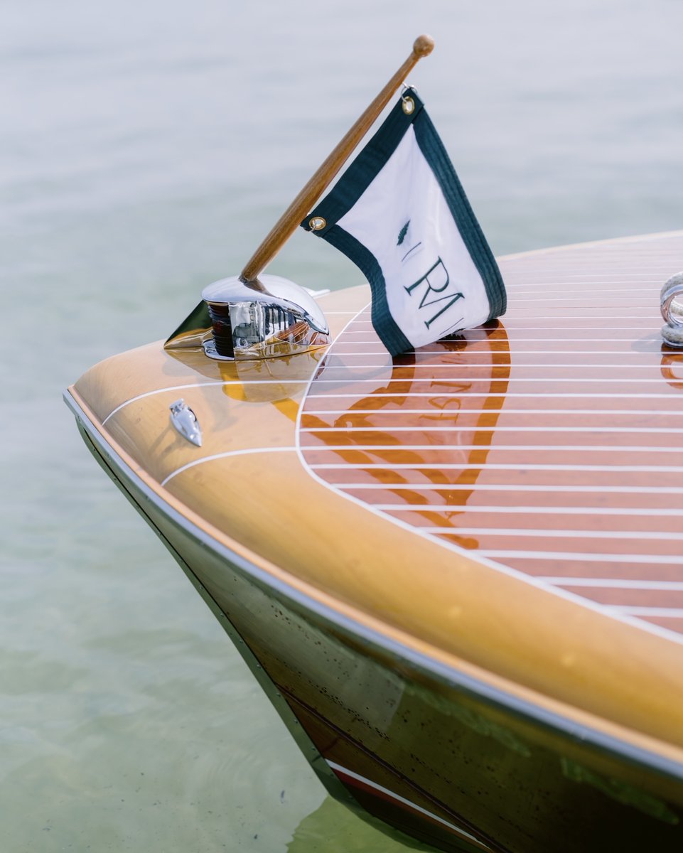 ADayInMayEvents's tweet image. Dreaming of summer days, warm breezes, and boat rides with those we love 💗

Lakeside weddings have a magic to them, there’s a certain charm in being on the water on your wedding day. Meg and Robert celebrated their first look with the first cruise of their restored wooden boat,
