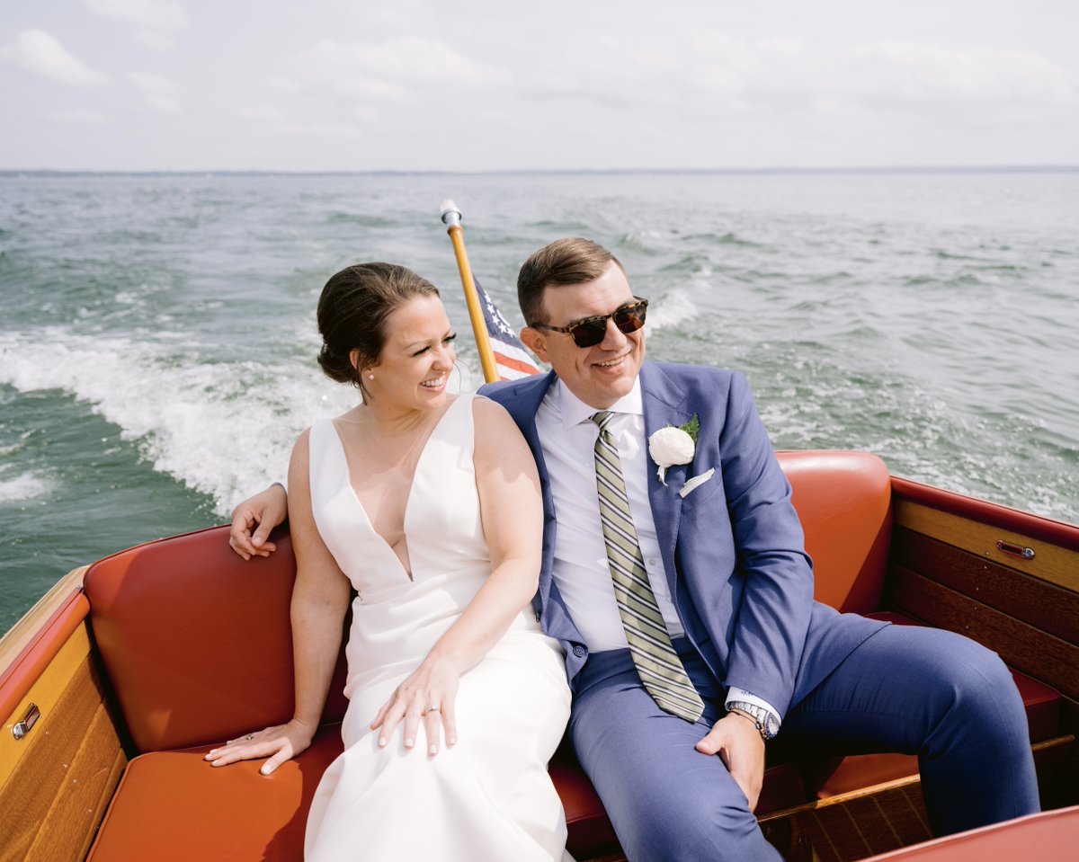 ADayInMayEvents's tweet image. Dreaming of summer days, warm breezes, and boat rides with those we love 💗

Lakeside weddings have a magic to them, there’s a certain charm in being on the water on your wedding day. Meg and Robert celebrated their first look with the first cruise of their restored wooden boat,