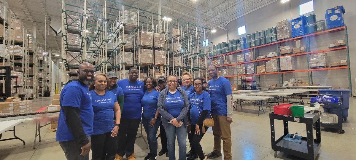 PeoplesGasCHI's tweet photo. Great work at the @FoodDepository by members of our African American Business Resource Group. The team members volunteered to package up items for distribution to food pantries, soup kitchens and shelters across the region. They packed food to make nearly 4,000 meals!
#AABRG https://t.co/2vTzQ7Loul