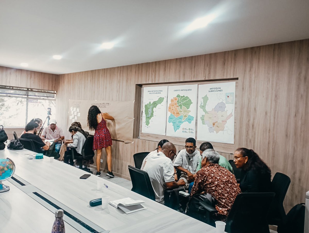 #Territorio🌿  | Nos sumamos a las jornadas de trabajo de la Facultad de Arquitectura de la UNAL-Med a través de la Escuela de Planeación Urbano Regional📄🗓️Estuvimos en encuentro con el profesor Stavros Stravides en un espacio de intercambio de experiencias y saberes.