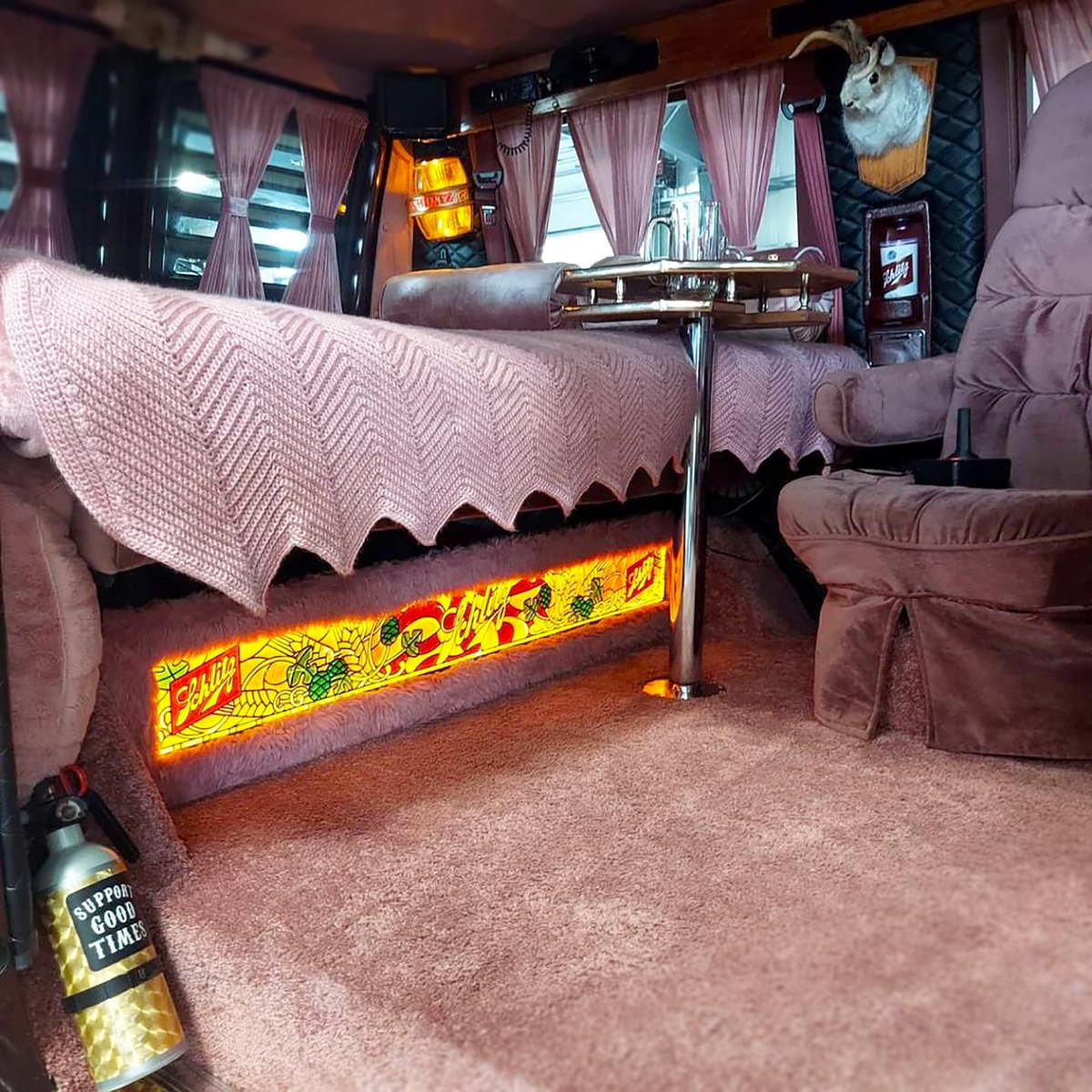 Happy Rollin' Room Thursday!
..
#tagthevan #tagtheowner #tagthephotographer
..
#rollinroomthursday #rollinroom #van #vaninterior #customvan #boogievan #vannin #vanlife #vanporn #interior #vancult #getinandgetiton