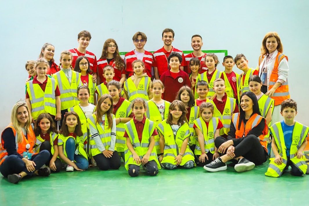 BGonxhja's tweet photo. 🌎Java Ndërkombëtare e Sigurisë Rrugore e OKB, 15-21 Maj, me aktivitete edukative mbi përdorimin e rrugës. A i njihni tabelat e sinjalistikës rrugore?🚦⚠️🚸🚴🏻‍♂️👫
Këndi i Trafikut së bashku me ekipin e ⛑️Kryqit të Kuq Shqiptar, në shkollën "Lidhja e Prizrenit", Tiranë👏🏻👧🏻🧒🏼🚗🚲🛴🚓 https://t.co/YhzKsEEqYK