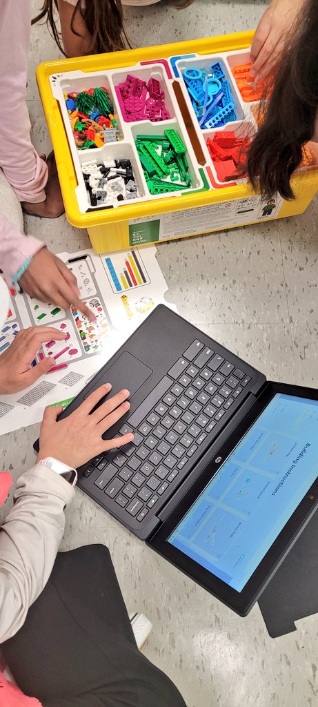 Le club de codage is in full swing now that we have officially moved into the Makerspace! <a href="/TrinkaPsellas/">T. Psellas</a> was so intrigued, she was on the floor working with students! Thanks to her, <a href="/KabsRiley/">Kabrena Riley</a> <a href="/Mme_McCrae/">Cara</a> &amp; M.  Zeinali for all their help each Day 5 &amp; 10! <a href="/louisearbourfi/">Louise Arbour FI</a> #coding
