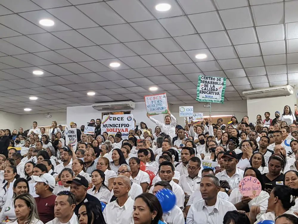 #18Mayo Gob. Victor Clark, Mtra. @_laavanzadora  Vtro. <a href="/vicent_carvajal/">Vicente Carvajal</a> y Autoridad Educativa <a href="/MarelysCastroR/">Marelys Castro Rodríguez</a> instalan Centros de Desarrollo de la Calidad Educativa del estado Falcón.

<a href="/NicolasMaduro/">Nicolás Maduro</a>