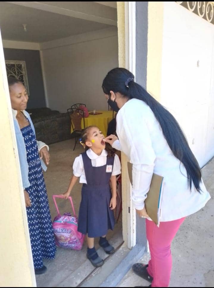 Nuestros médicos del ASIC El Callao realizaron recorrido casaca casa para la administración vía oral de medicamentos desparasitantes de acuerdo a las políticas de salud ambiental del gobierno del presidente Nicolás Maduro.

<a href="/mppsalud_vzla/">Salud Vzla</a> @magalygutierrezvina <a href="/MiBarrioAdentro/">𝐵𝑎𝑟𝑟𝑖𝑜 𝐴𝑑𝑒𝑛𝑡𝑟𝑜 𝑂𝑓𝑖𝑐𝑖𝑎𝑙</a>