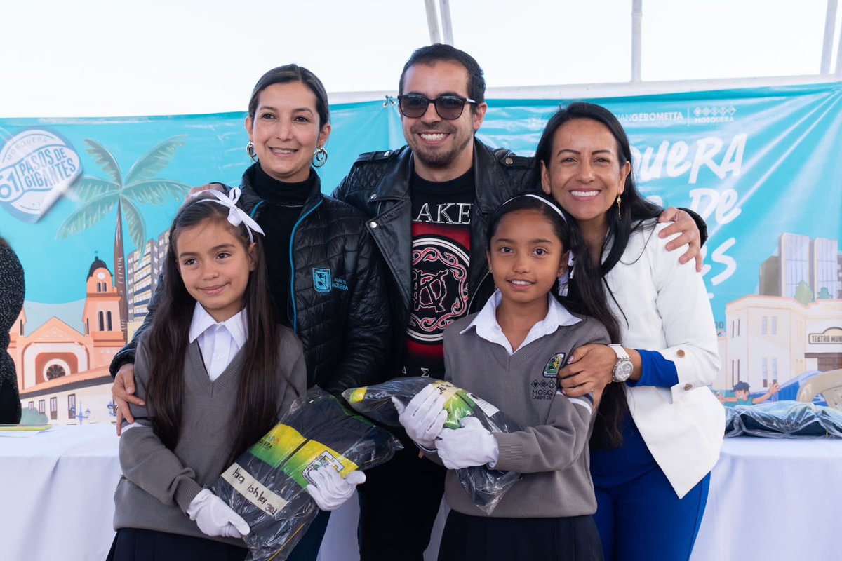 Hoy acompañamos la entrega de sudaderas a los estudiantes del colegio Juan Luis Londoño y nos contagiamos de toda su energía para sacar sus estudios adelante!