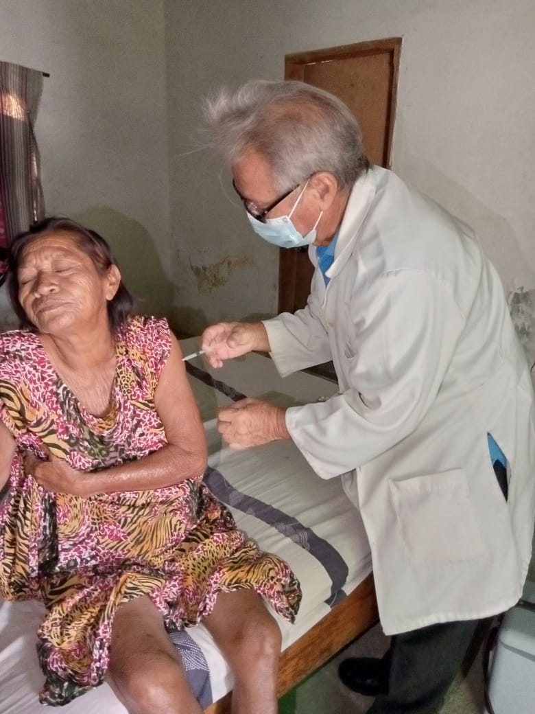 Para crear la inmunidad en toda la población es necesario que todas las personas sean vacunas, por ellos nuestro médicos trabajan cada día por llevar a casa hogar las dosis de vacunas necesarias para proteger la vida de las familias que habitan en el ASIC Panamericano.