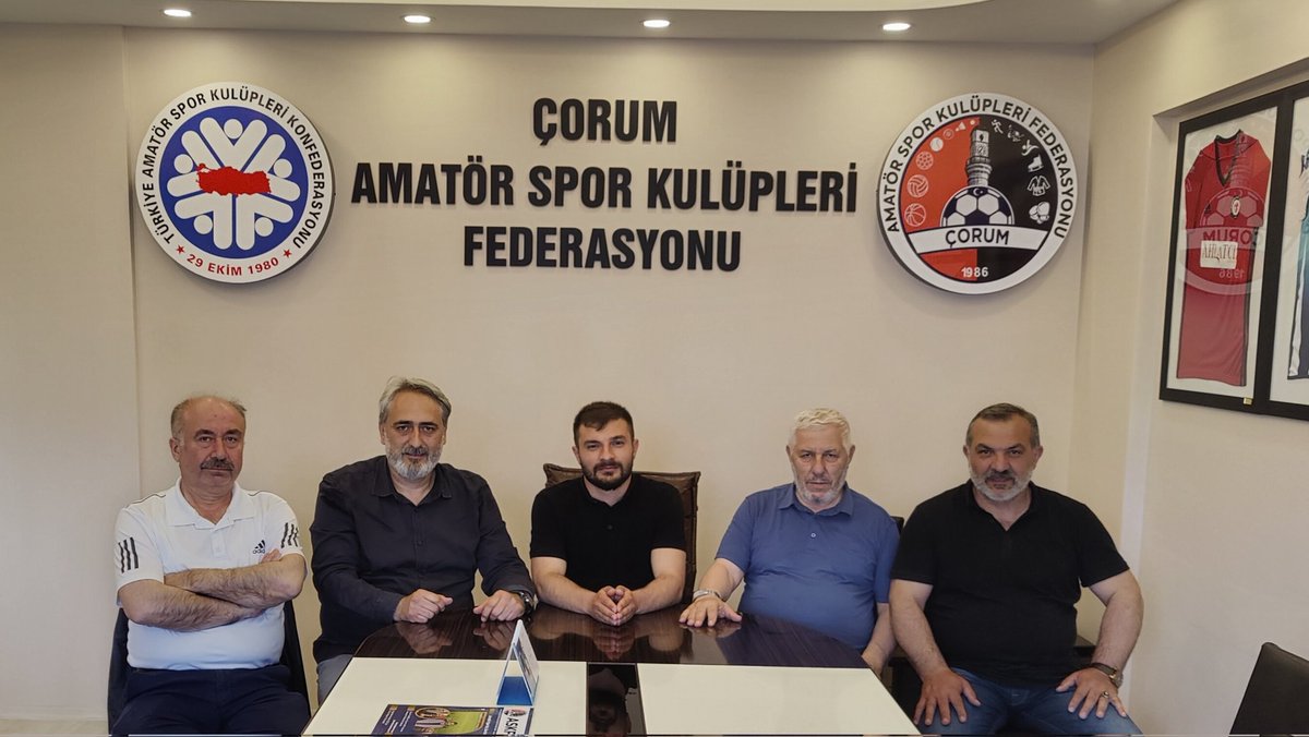 AmatorCorum's tweet photo. Federasyonumuzu bugün Kocaeli ASKF Başkanı Sn. Murat Aydın  Ziyaret etti.  Kendisini Federasyon başkanımız Ferhat Arıcı ve yönetim kurulu üyeleri misafir ederek U16 Türkiye şampiyonası maçlarına uğurladık Nazik Ziyaretleri için Federasyonumuz adına teşekkür ediyoruz.@mehbaykan https://t.co/KjCy2j52GQ