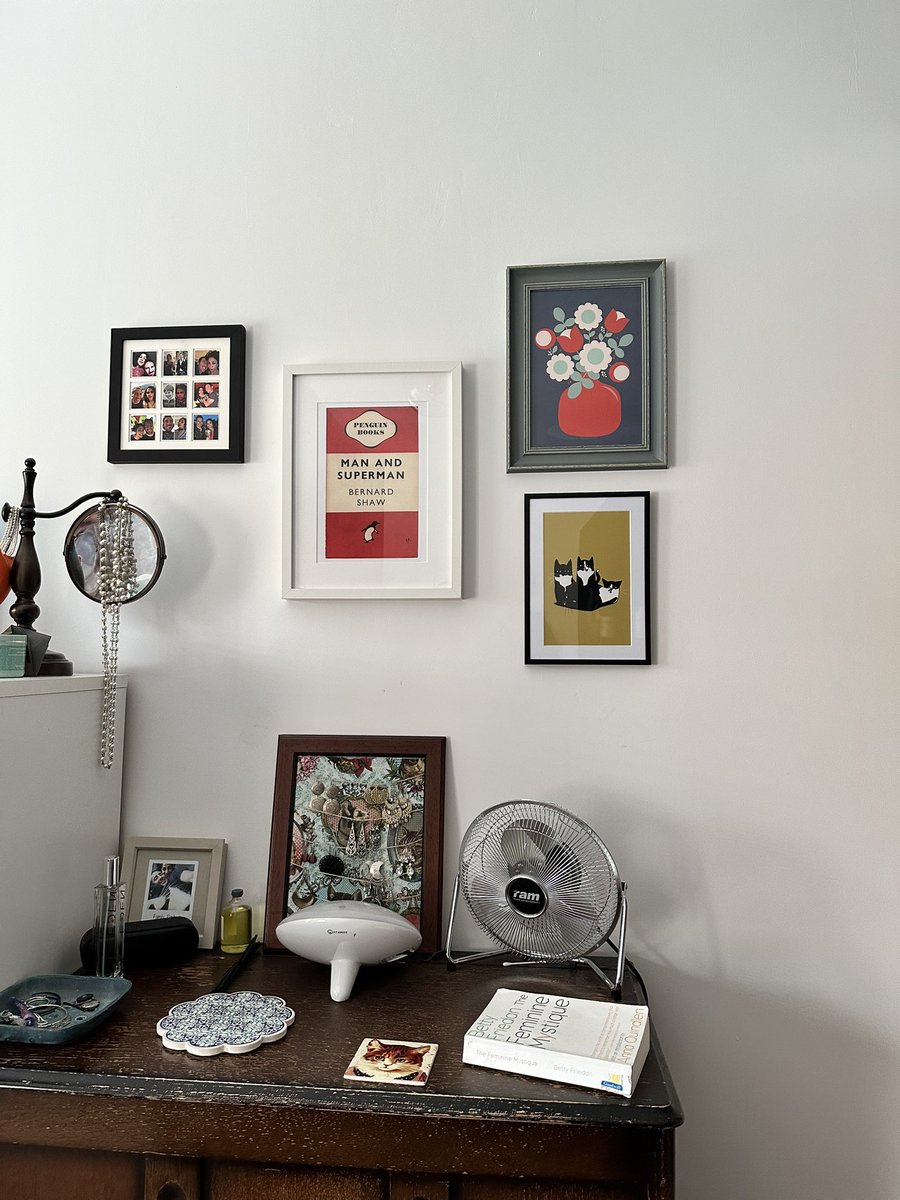 My super-talented friend @gailmyerscoughdesign, has created this absolute beauty! I am OBB-SESSSED with it!
I❤️the design, I❤️the colours and it’s perfect on this wall!! Thank you - it’s stunning (and from the new Bloom collection 🥰)!

#surfacepatterndesign #illustration #print