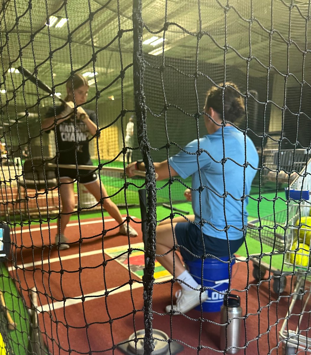 AvaPerry2026's tweet image. Putting in work 💪🏼 getting ready to kick off the summer travel 🥎 ball season! #hittinglesson #alwaysworking #discipline