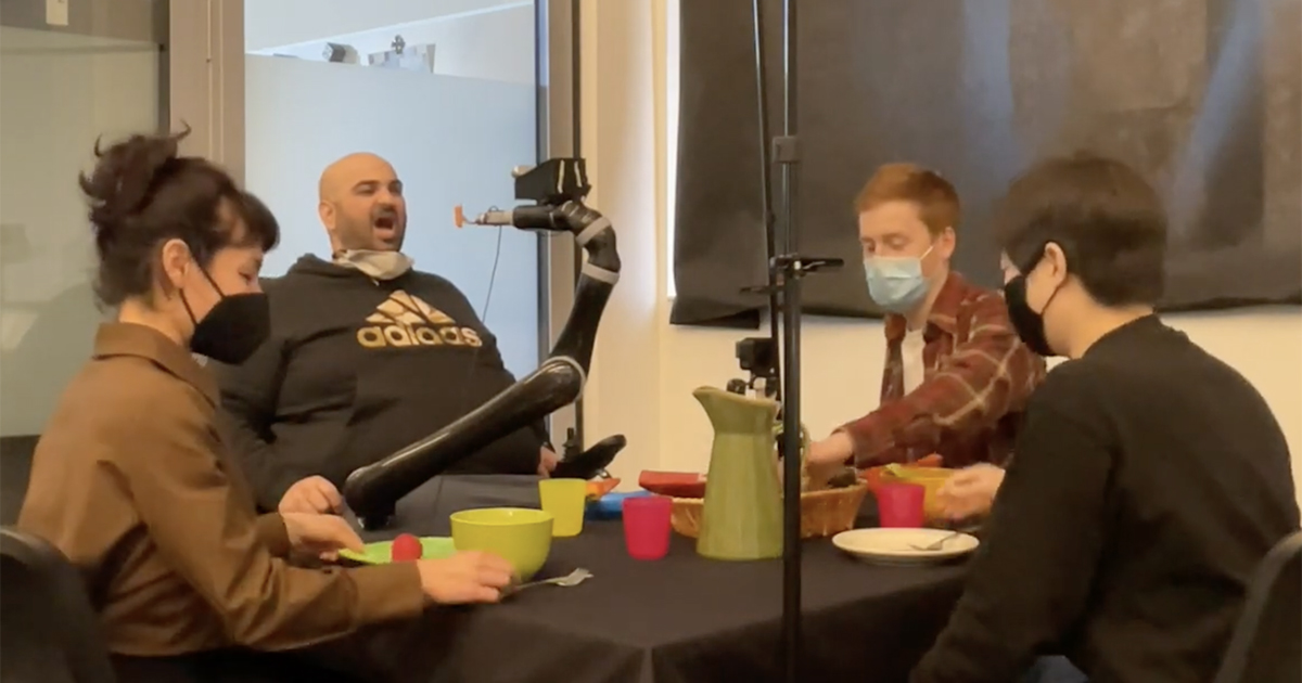 “No matter what culture we belong to, there are moments at the table that can be compared to a sacred ritual”: <a href="/p_alvesoliveira/">patrícia alves-oliveira</a> on #UWAllen researchers’ work with <a href="/tyler_schrenk/">Tyler Schrenk</a> to center dining’s social aspects in robot-assisted feeding systems 🤖🍽️: news.cs.washington.edu/2023/05/18/set… 1/2