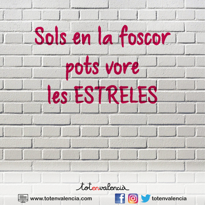 TotEnValencia's tweet photo. Sols en la foscor pots vore les estreles

 Més frases en: https://t.co/66RJXyD7u4 

 Troba productes en valencià ací: https://t.co/od7rRtT7dI
#FrasesEnValencià #TotEnValencià #ProductesEnValencià #RegalaEnValencià #Valencià https://t.co/YkTUy5dPlt