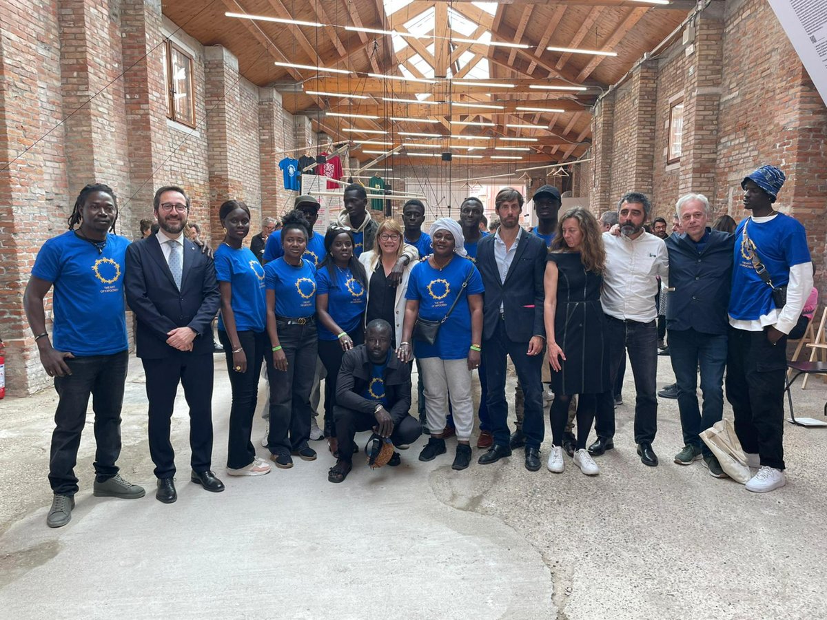 cultura_cat's tweet photo. 📝 La consellera @natalia_garriga inaugura l’exposició catalana "Following the fish" de la 18a Biennal d’Arquitectura de Venècia.
Remarca la importància d’escoltar i aprendre de les diferents comunitats que viuen a Catalunya.
Vols saber-ne més? 👇
https://t.co/u8aMyEQfvd https://t.co/unXaex2x20