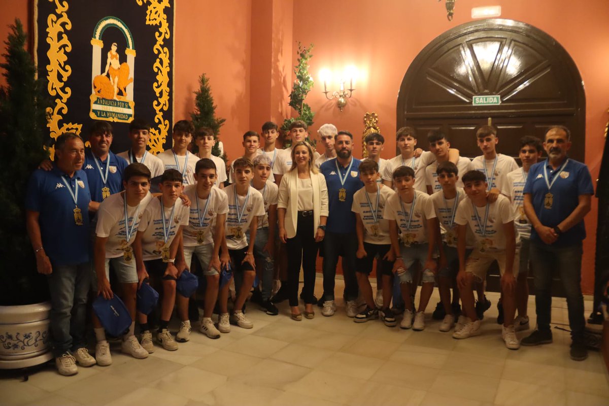 anaisabel_jc's tweet image. Recibimos a los Cadetes del @CD_Alcala por su ascenso a la categoría de Primera Andaluza Cadete.

Enhorabuena a todos por llevar siempre el nombre de Alcalá a lo más alto las competiciones, y representar valores deportivos como el trabajo en equipo, el esfuerzo y la constancia.