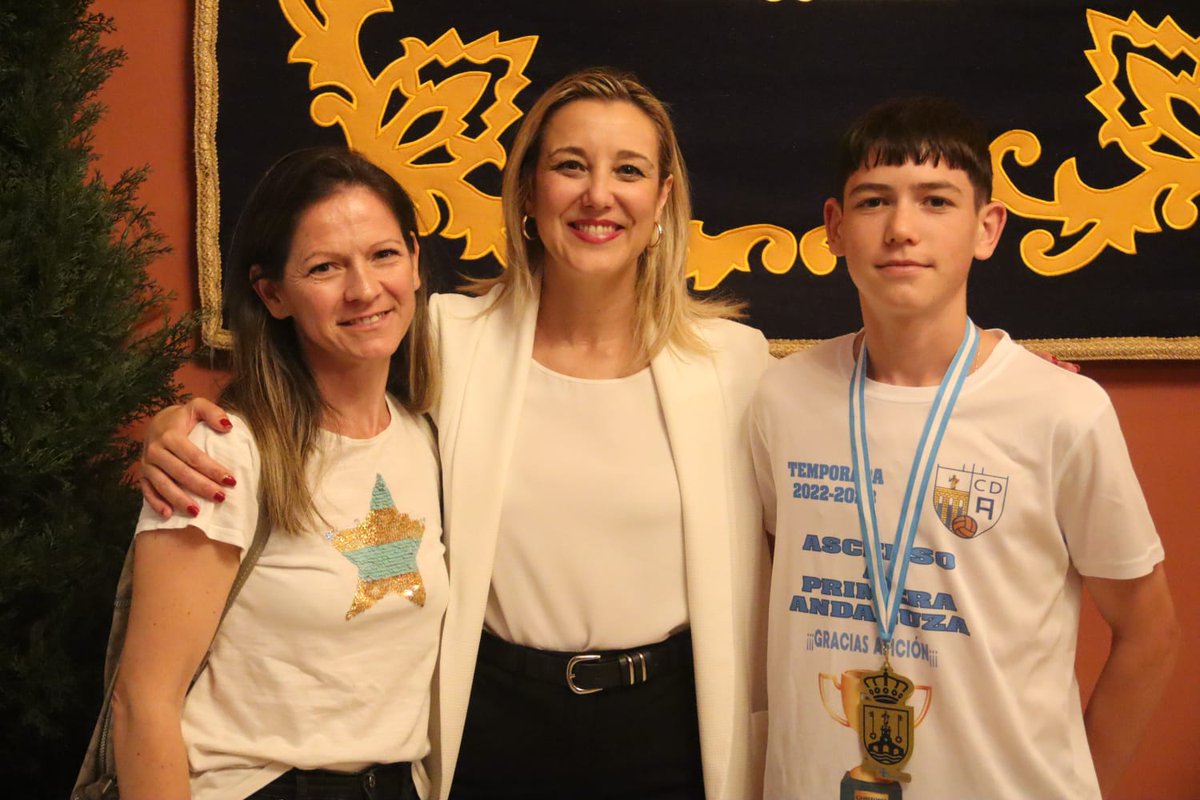 anaisabel_jc's tweet image. Recibimos a los Cadetes del @CD_Alcala por su ascenso a la categoría de Primera Andaluza Cadete.

Enhorabuena a todos por llevar siempre el nombre de Alcalá a lo más alto las competiciones, y representar valores deportivos como el trabajo en equipo, el esfuerzo y la constancia.