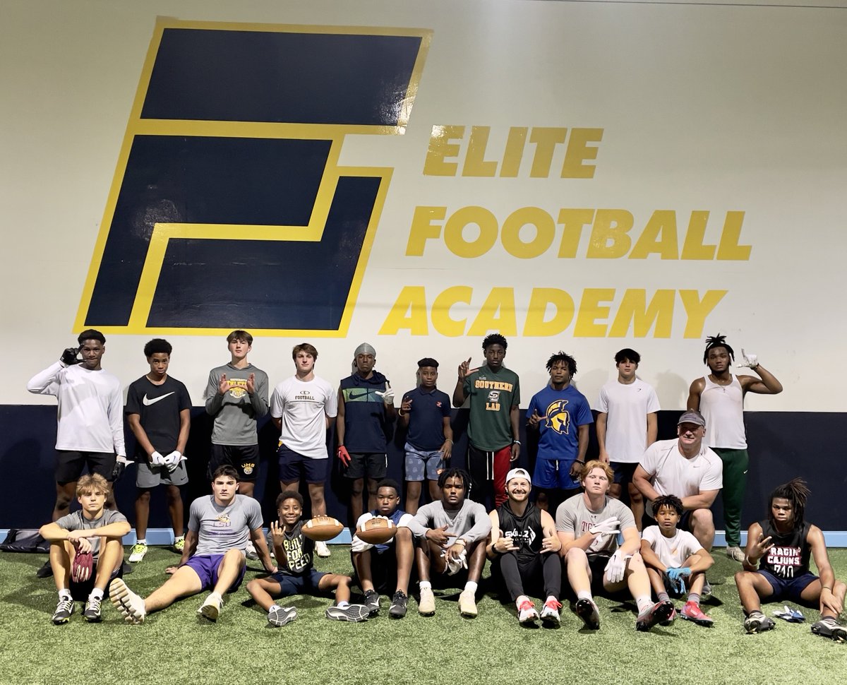 Your future is created by the work that you do TODAY! 
Skillz South checking in on a Wednesday night. Big thanks to Coach Todd Black for coming and working with our QBs!
#skillz #elitetraining #developmentoverhype