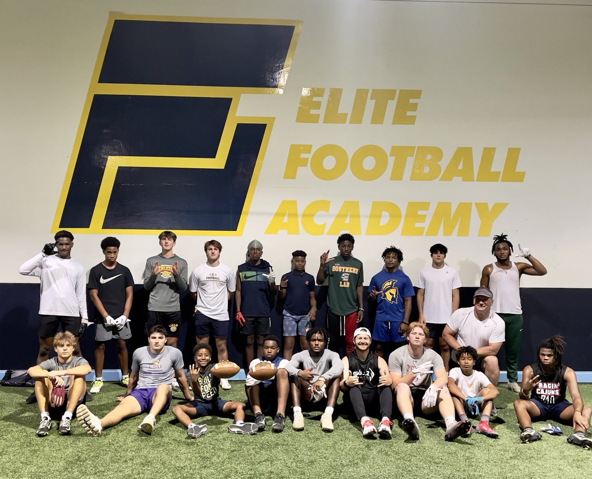coach_brodie's tweet photo. Your future is created by the work that you do TODAY! 
Skillz South checking in on a Wednesday night. Big thanks to Coach Todd Black for coming and working with our QBs!
#skillz #elitetraining #developmentoverhype https://t.co/AbmjbPmL3D