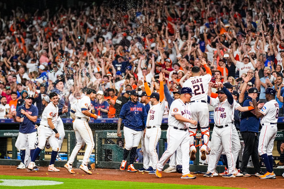 zelayacris30's tweet photo. Walk off wins are always fun to shoot 📸😎 https://t.co/WNtx0cTFe9