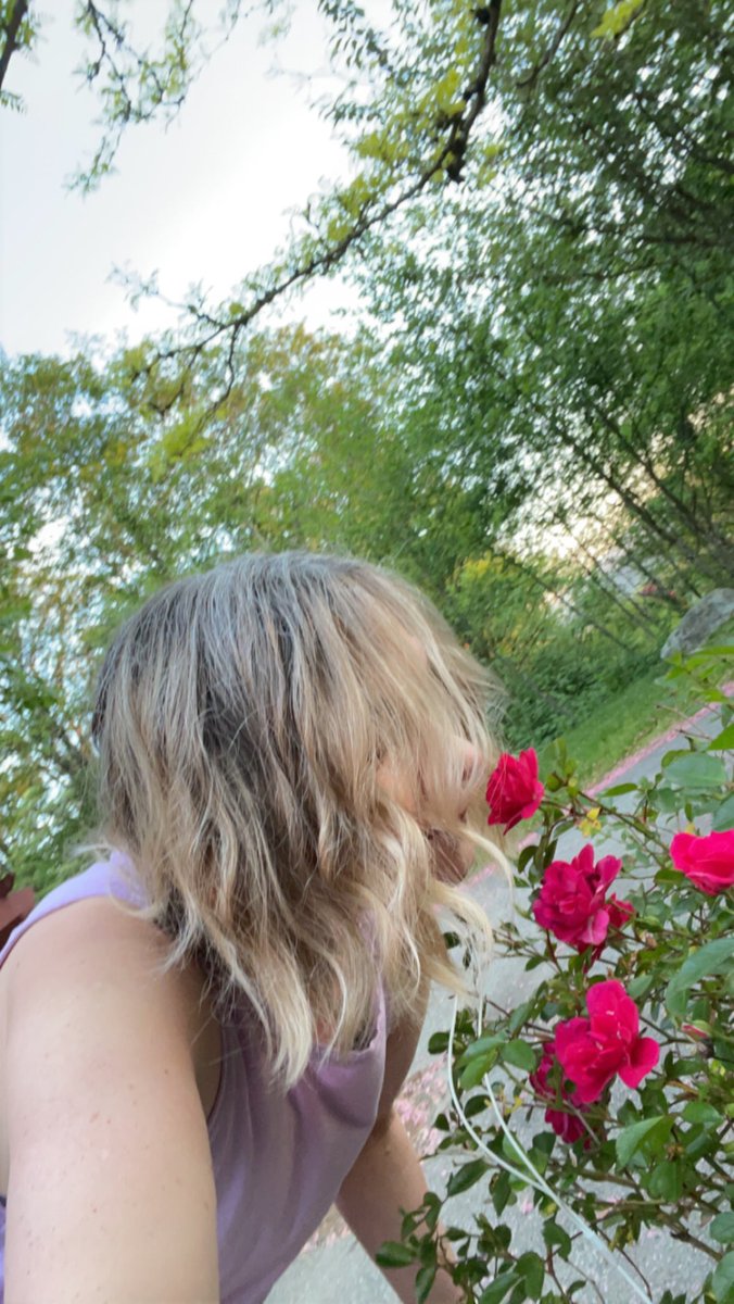 Stopped to smell the roses 
#thursdaymorning