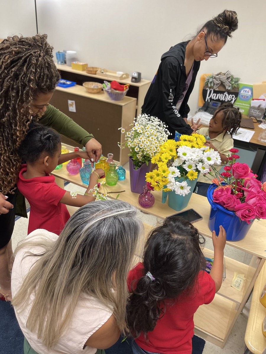 LuzRamirez427's tweet photo. Muffins with mom was a success! The children loved flower arranging with their mom✨💖 #crowleymontessori #muffinswithmom @CrowleyISD https://t.co/4TIa3Bc3gI
