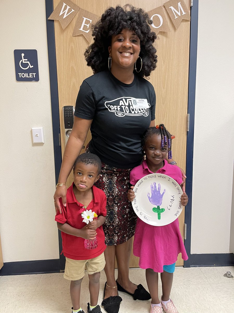 LuzRamirez427's tweet photo. Muffins with mom was a success! The children loved flower arranging with their mom✨💖 #crowleymontessori #muffinswithmom @CrowleyISD https://t.co/4TIa3Bc3gI