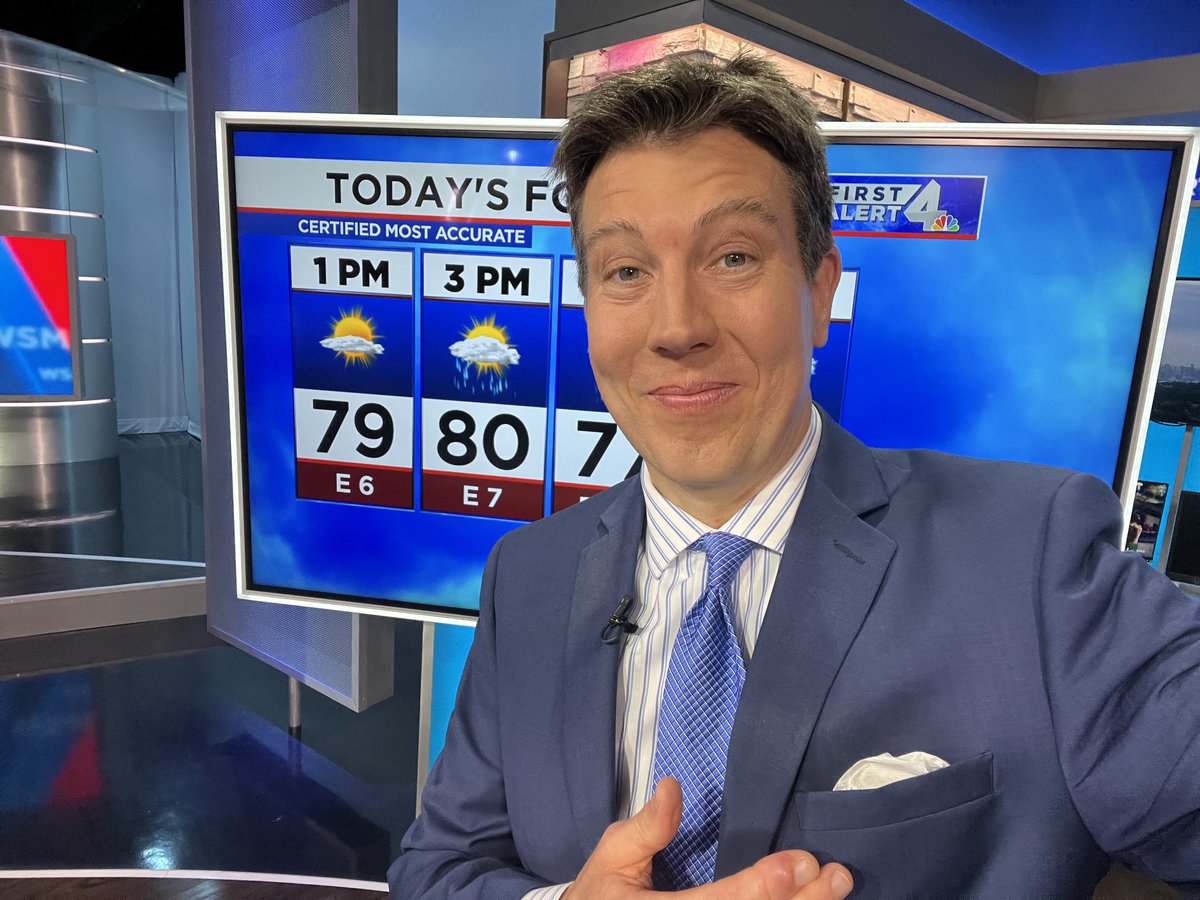 DanThomasWSMV's tweet photo. No hanky? No problem. White paper towel to the rescue!
#WardrobeComplete ๐จโ๐ผ
โฆ@WSMVโฉ
#FirstAlert https://t.co/wpDbVuhCMr
