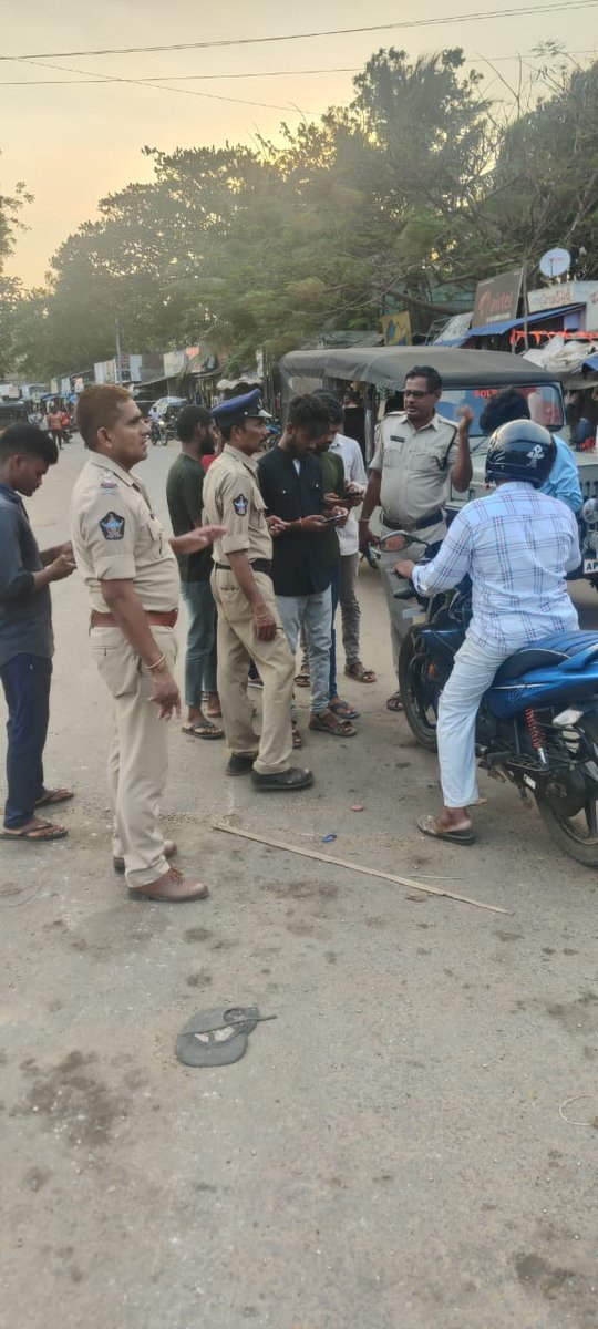 SRIKAKULMPOLICE's tweet image. జాగృతి యువతకు 5 రోజుల శిక్షణా కార్యక్రమంలో భాగంగా క్షేత్రస్థాయిలో పోలీసులతో కలిసి విధులు నిర్వహిస్తున్న యువతీ యువకులు..
వాహనాల తనిఖీలు, దిశ యాప్ రిజిస్ట్రేషన్స్, eChallan రికవరీ డ్రైవ్ వంటి విధులను పోలీసులతో పాటుగా నిర్వహిస్తున్నారు.
@APPOLICE100 
#Jagruthi
#Foryouth