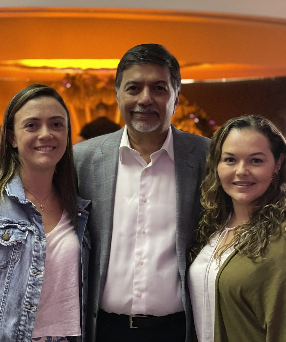 mvillegasgo's tweet photo. Vengo aquí a “chicanear” nuestra foto con @RajSisodiaCC
Cuánta luz y cuánto amor en este hombre.
#EmpresasConscientes gracias @Comfama
@acardonaa https://t.co/EizlKeHrqn