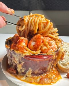 miilme's tweet photo. 【新宿おすすめグルメ！】窯焼きパスタ（溶岩パスタ）アメリケーヌソース・エビボルケーノ！SNSで人気絶頂の背徳グルメが食べられる新宿の大人気イタリアン！ https://t.co/S9Hros8xr2 #ミイルまとめ #東京都 #女子会 https://t.co/W4SNLVxPue