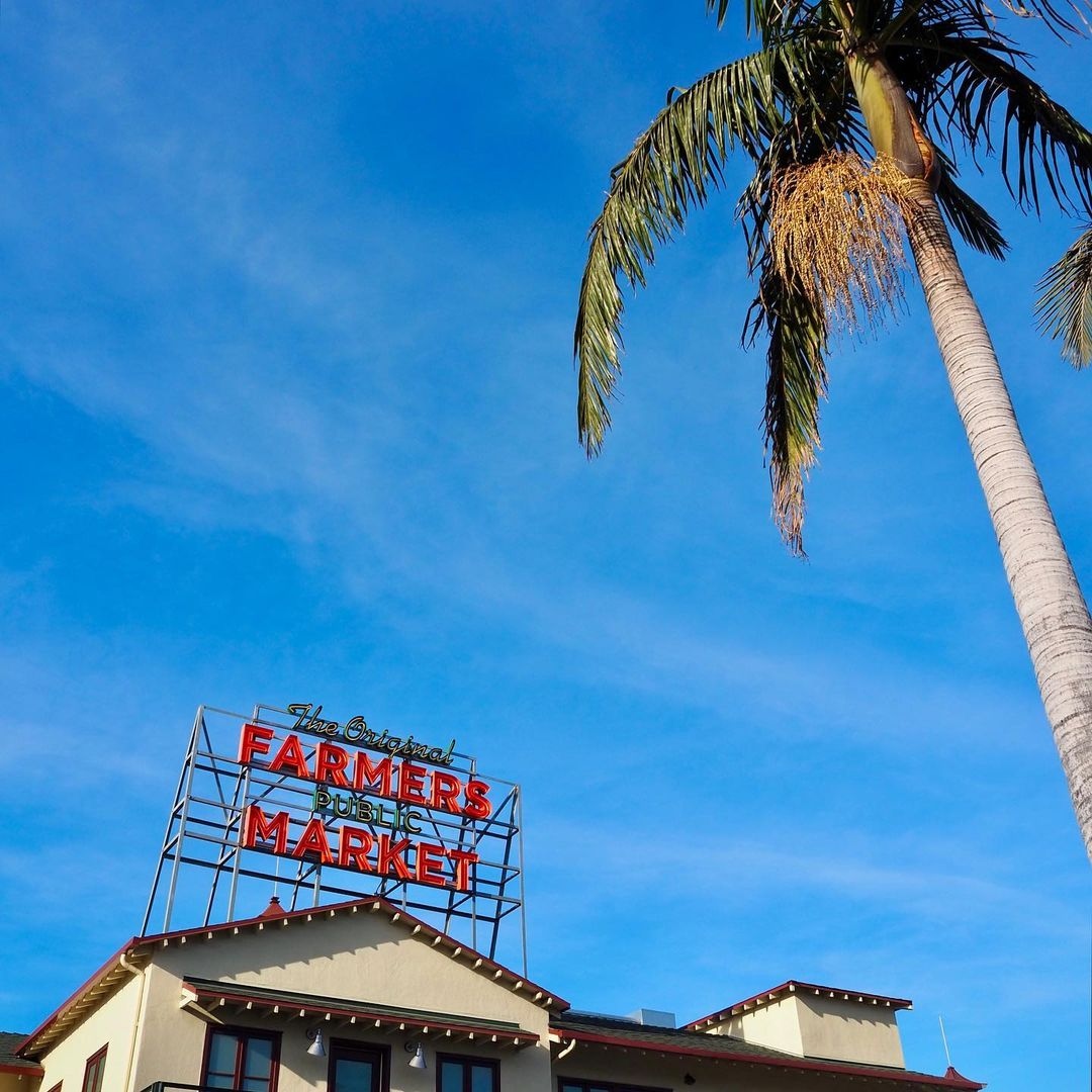 Palm trees and fresh produce - just another day at the Original Farmers Market in LA 🌴🍎🌽 

📸  @justmuddlingthroughlife