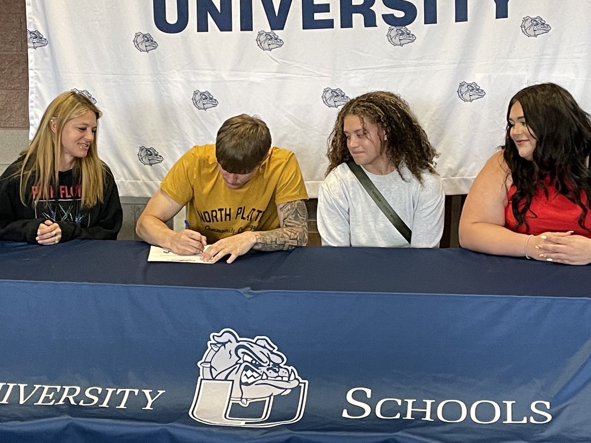udogathletics's tweet photo. Congrats Desmond Williams. NLI for Basketball at North Platte CC.  ⁦@B2BBulldogs⁩ ⁦@BobbyDFernandez⁩ https://t.co/DqQCwsALCw