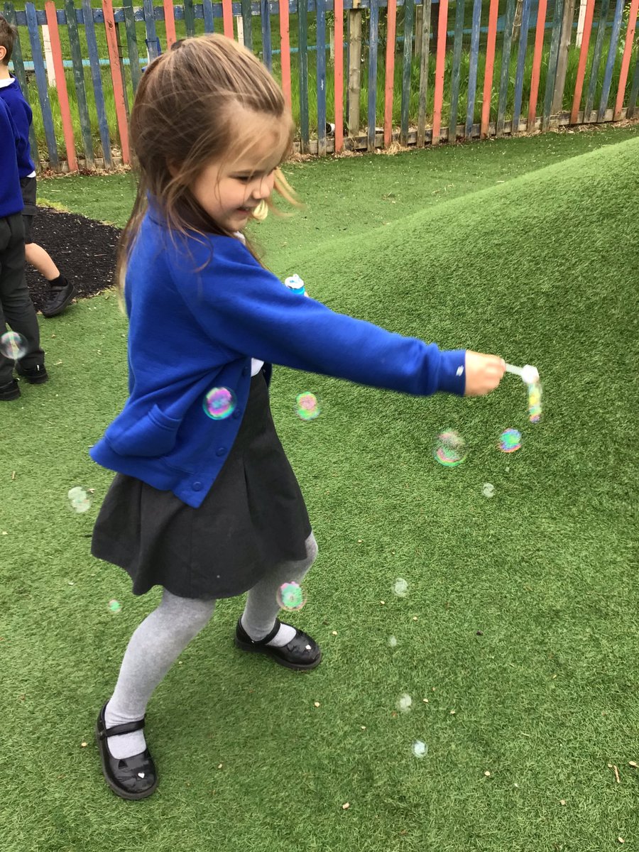 RecepWoodley's tweet photo. The Lions have had a great time this afternoon celebrating getting all the apples on their tree. They have worked as a team all term and had a fun afternoon playing with bubbles! 

ASK ME did I prefer blowing bubbles or popping them! https://t.co/Idrcea0kvP