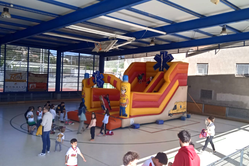 Aquest diumenge, el pavelló va esdevenir l'escenari d'una nova Trobada d'Escoles @FCBQ_CatCentral ! 🏀
14 equips de 9 clubs diferents. Matí ple d'activitat esportiva. Amb inflables a l'exterior i, en acabar els participants van rebre una medalla commemorativa.
#SomCastellet 💛